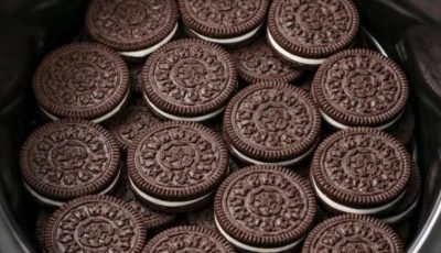 Layer chocolate sandwich cookies in the crock