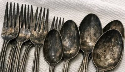 My aunt taught me this trick to remove black tarnish from vintage silverware with 0 effort. Here’s how it works