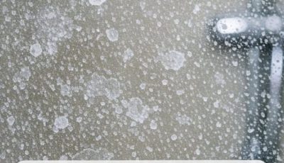 My neighbor taught me this trick to remove hard water stains from glass doors with 0 effort. Here’s how it works